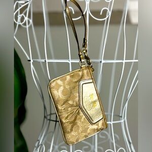 Coach Woman Wristlet/wallet with Coach Logo Design Tan/Brown